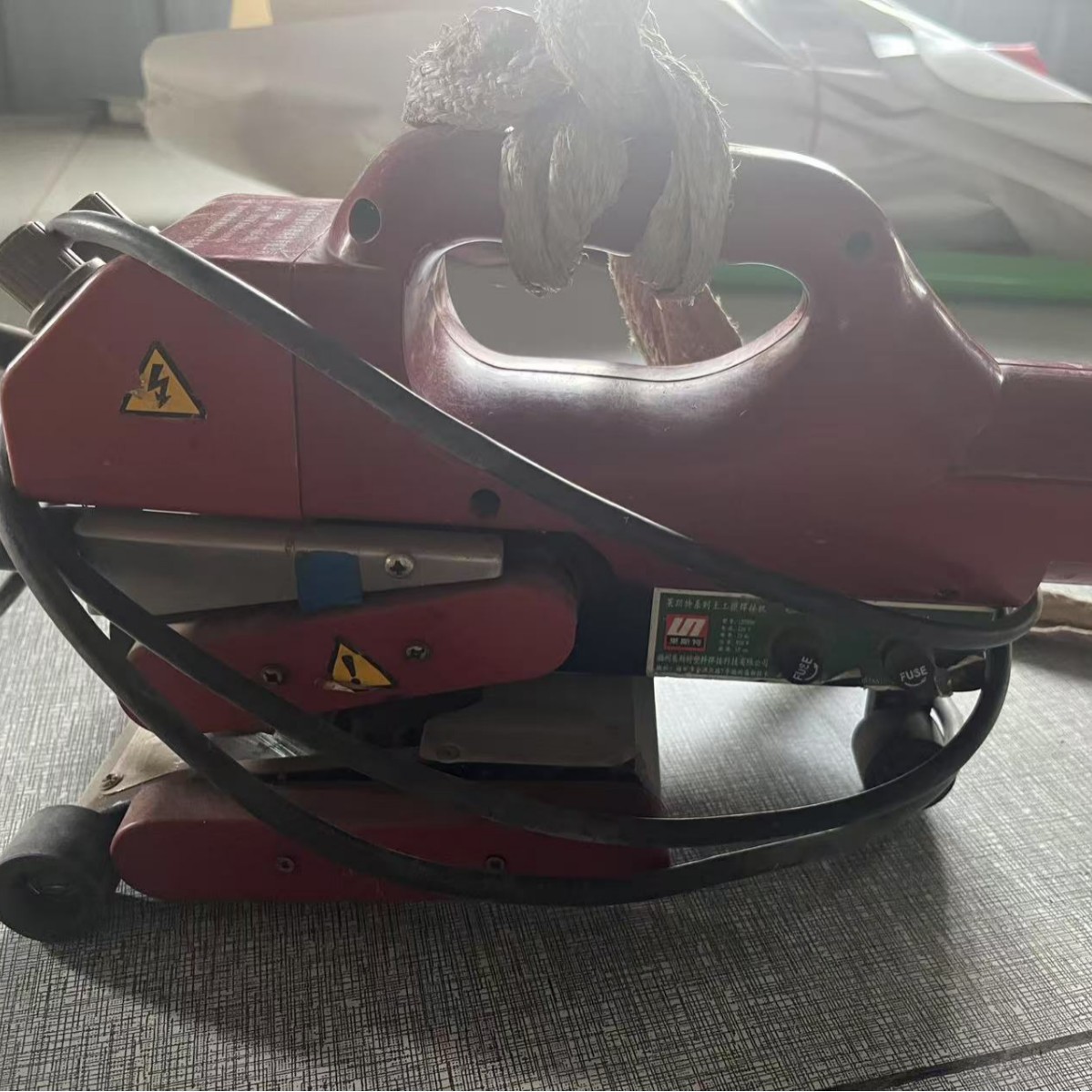 Станок для сварки композитной геомембраны, автоматическая подъемная сварочная машина для водонепроницаемых панелей туннелей, машина для горячего плавления мембраны против протечек