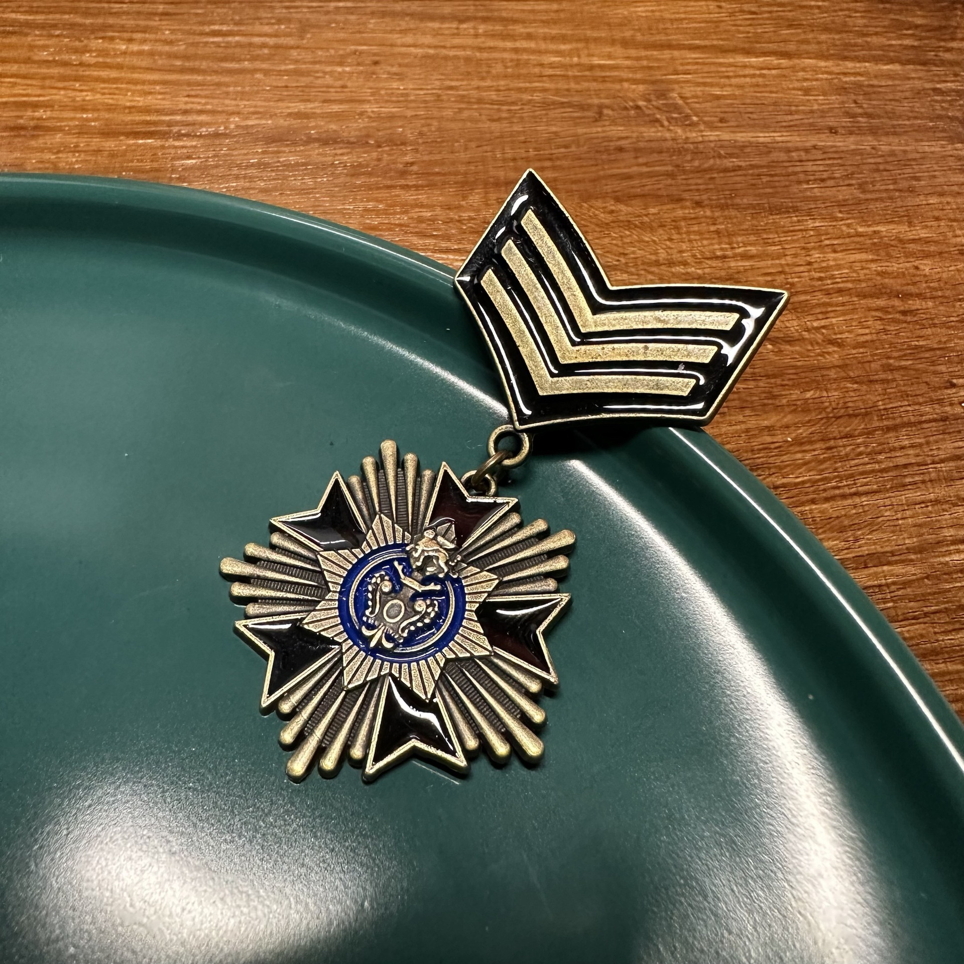 Qinggu do old military fan badge pin crown five-pointed star badge pin a generation of hair