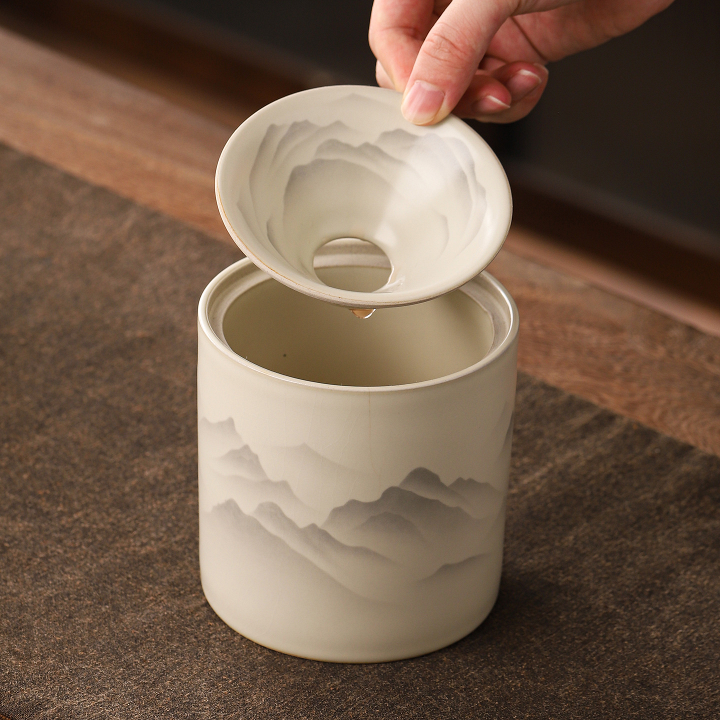 Ru Kiln Ashtray with Lid, Anti-Fly Ash, Large Ceramic Tea Waste Jar for Home Living Room Tea Table, Creative Retro Water Basin