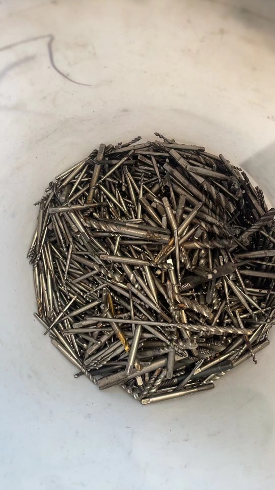 Переработка вольфрамовой стали, лезвия защитных машин, переработка сверл, большой объем переработки вольфрамовой стали, содержащей вольфрамовые отходы