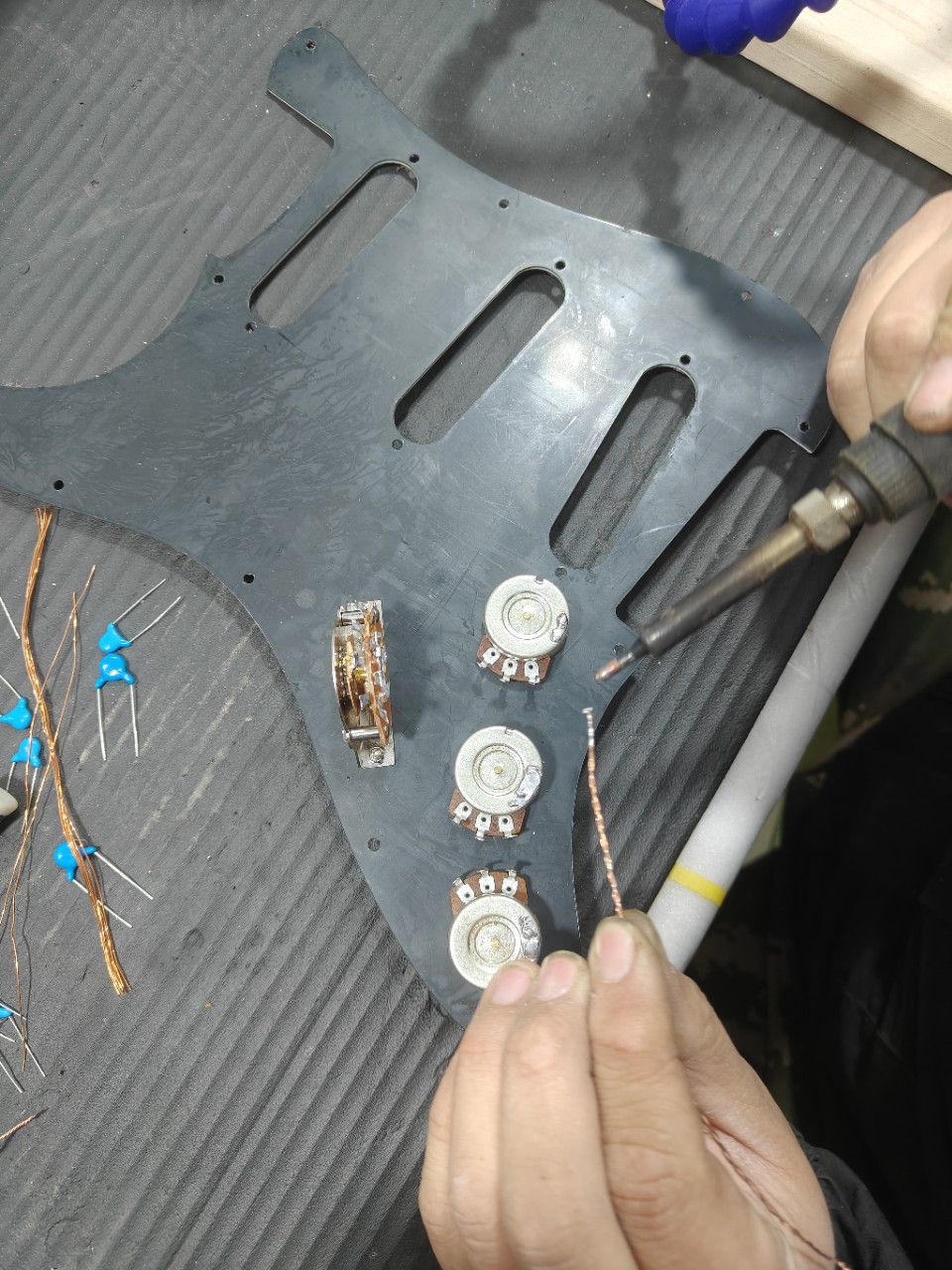 Аксессуары для гитары Потенциометр электрогитары/электробаса универсальный B500K 18MM