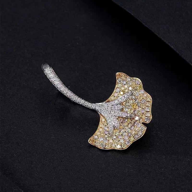 High jewelry chest jewelry gold ginkgo leaf brooch 0.817 karat natural yellow diamond 18k gold brooch wholesale