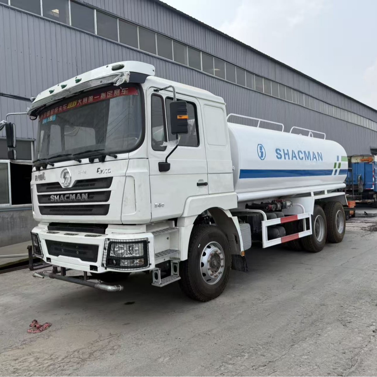 Экспорт различных специализированных автомобилей, поливочные грузовики, уборочные грузовики, санитарные грузовики, грузовики для откачки фекалий, водовозы, мусоровозы