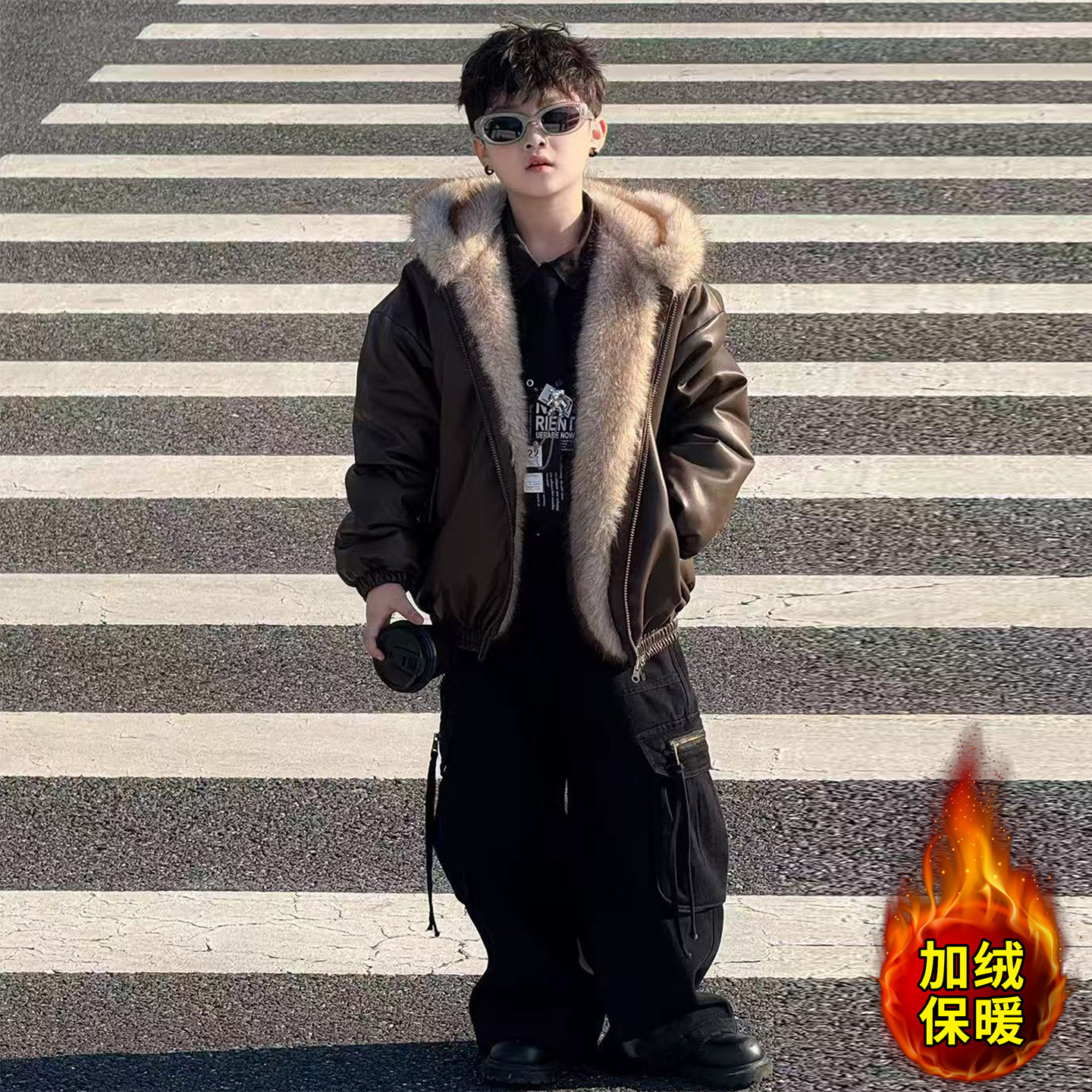Утолщенная кожаная куртка с флисовой подкладкой для мальчиков 2025 новый стильный детский зимний жакет из искусственной кожи обратимый для маленьких джентльменов