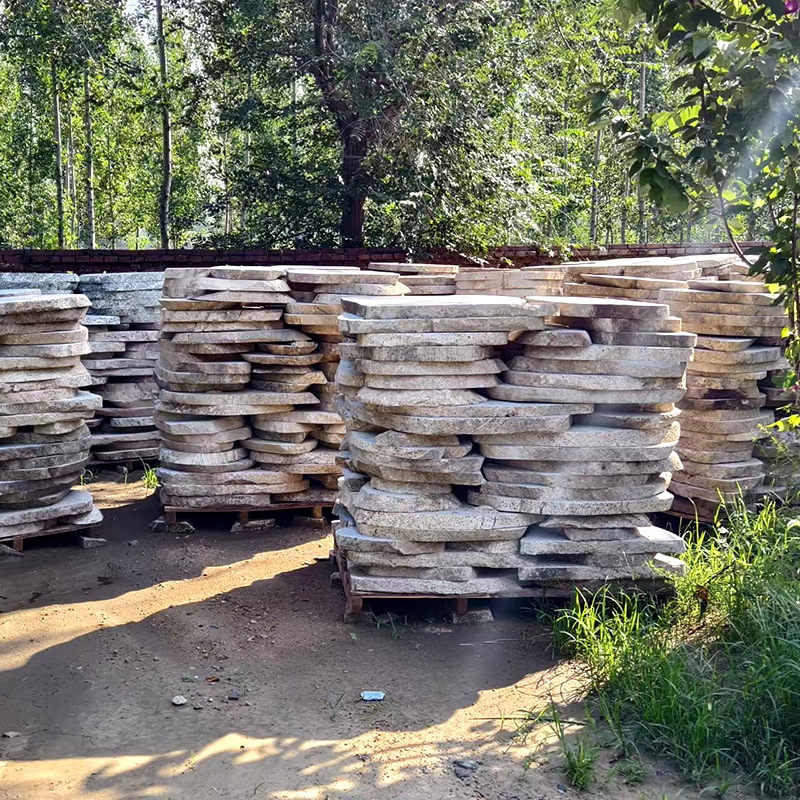 Каменные плиты для мощения стен и дворов на улице