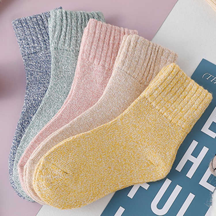 Фабрика шерстяных носок и пряжи Хайнаня производит различные теплые носки с кроличьей тематикой