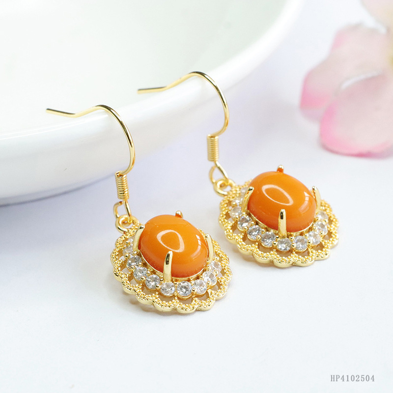 As soon as Yu natural chicken oil yellow old beeswax earrings amber claw set ear hook palace wind wholesale generation HP4102504
