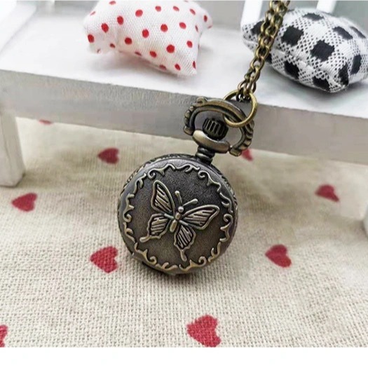 Creative Retro Flip Pocket Watch, Personalized Three-Dimensional Carved Old-Fashioned Necklace Watch, Commemorative Quartz Watch Gift for Male and Female Students
