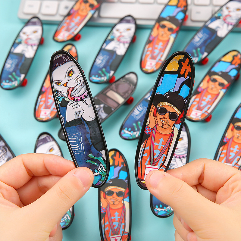 Finger skateboard mini plastic desktop children's toys wholesale stall Taobao AliExpress small gifts toys