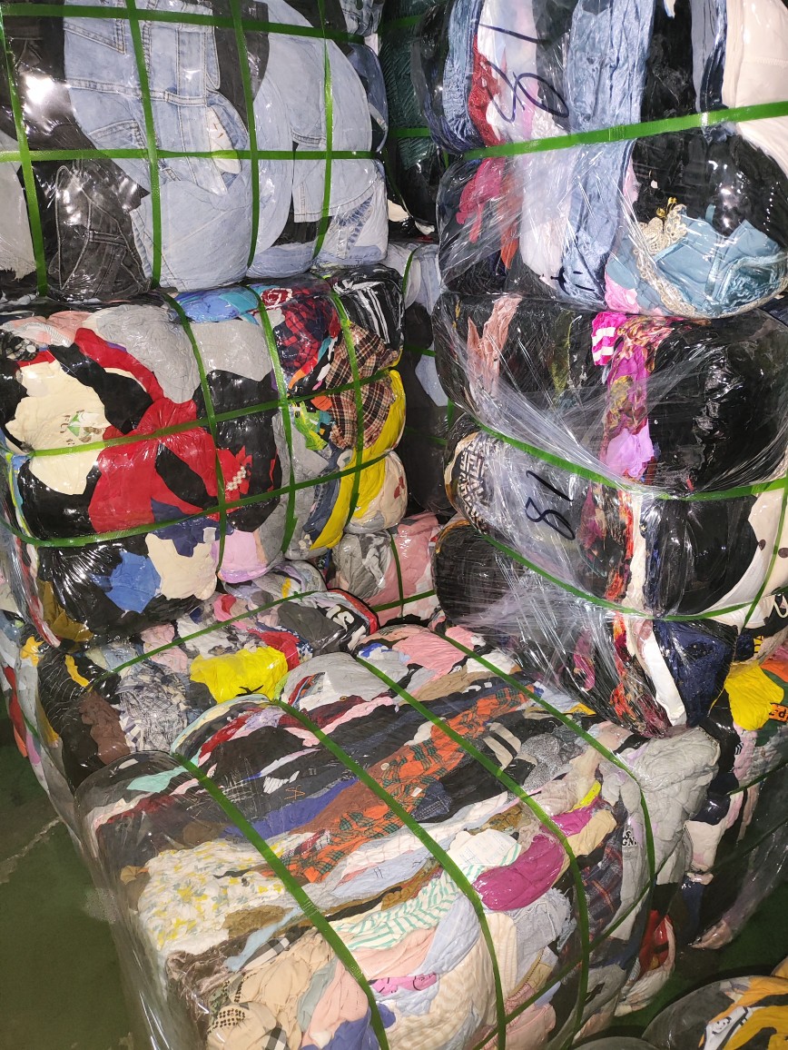 Second-Hand Clothes Exported to Southeast Asia and Vietnam, Special Trendy Jeans, T-Shirts and Tops Used Clothing