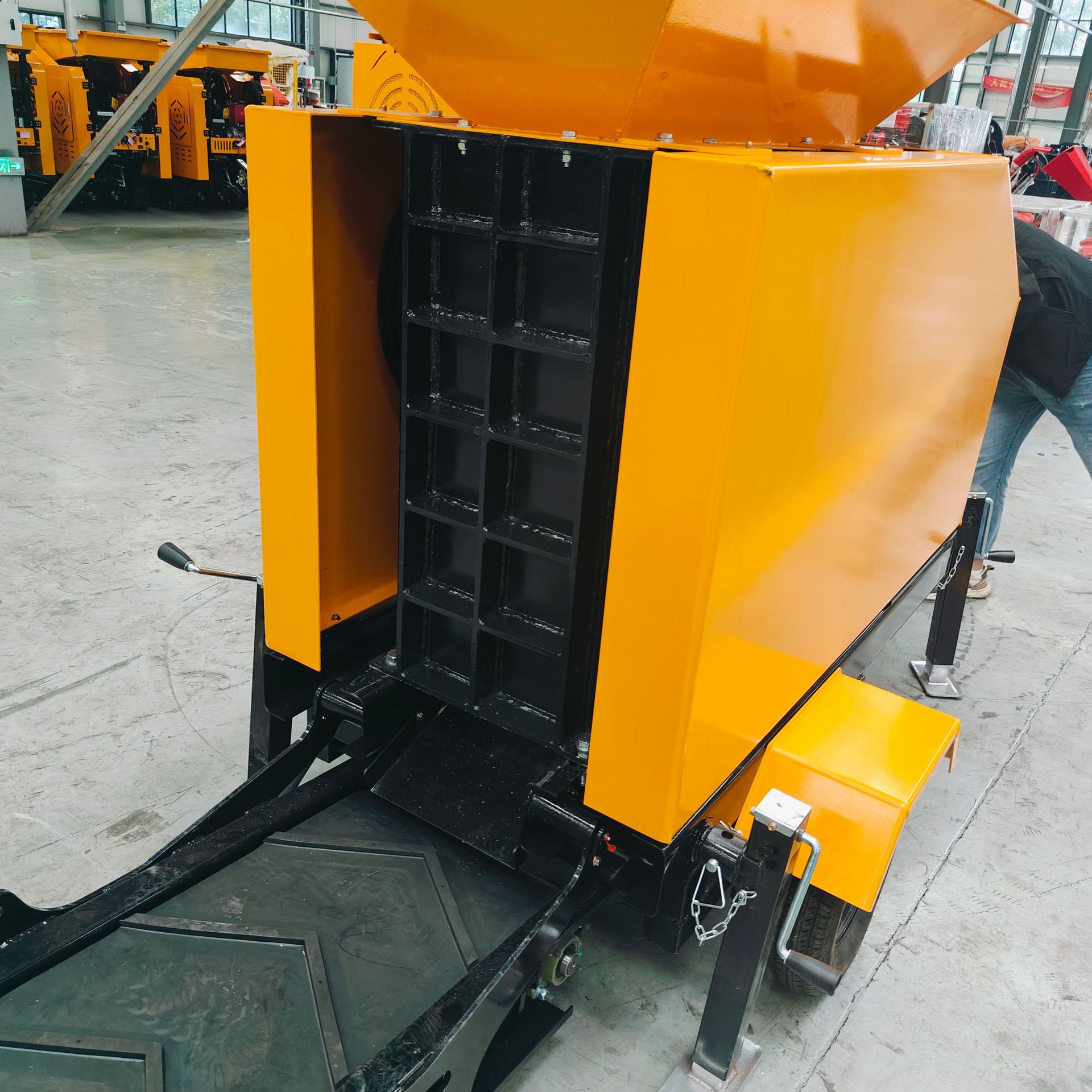 New Trailer-Mounted Hydraulic Crusher, Small Crusher for Mining Stone, Traction-Type Engineering Stone Crusher