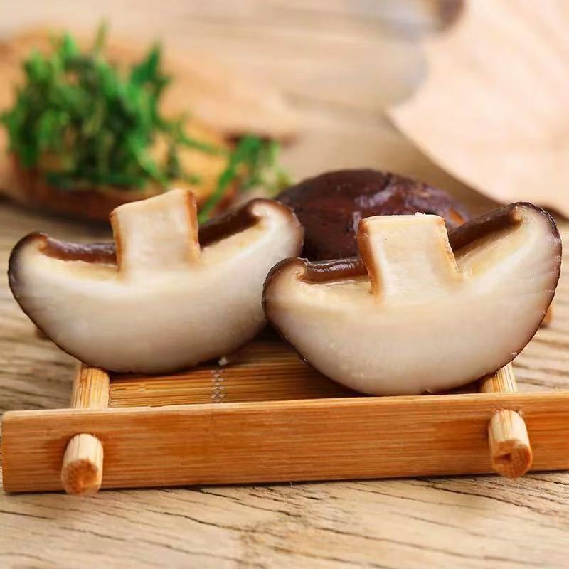 Seasonal Sulfur-Free Dried Mushrooms with Thick Flesh and No Stems, Farm-Grown New Mushrooms for Stir-Frying and Soup, Direct from the Manufacturer