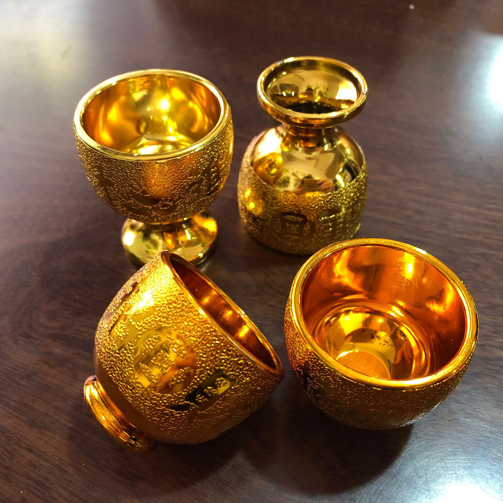 Золотая чаша Красная чаша для чашки Маленькая чаша Винная чаша Поклонение Будде Гонг чаша Торговая поставка Малые подарки Рекламные товары