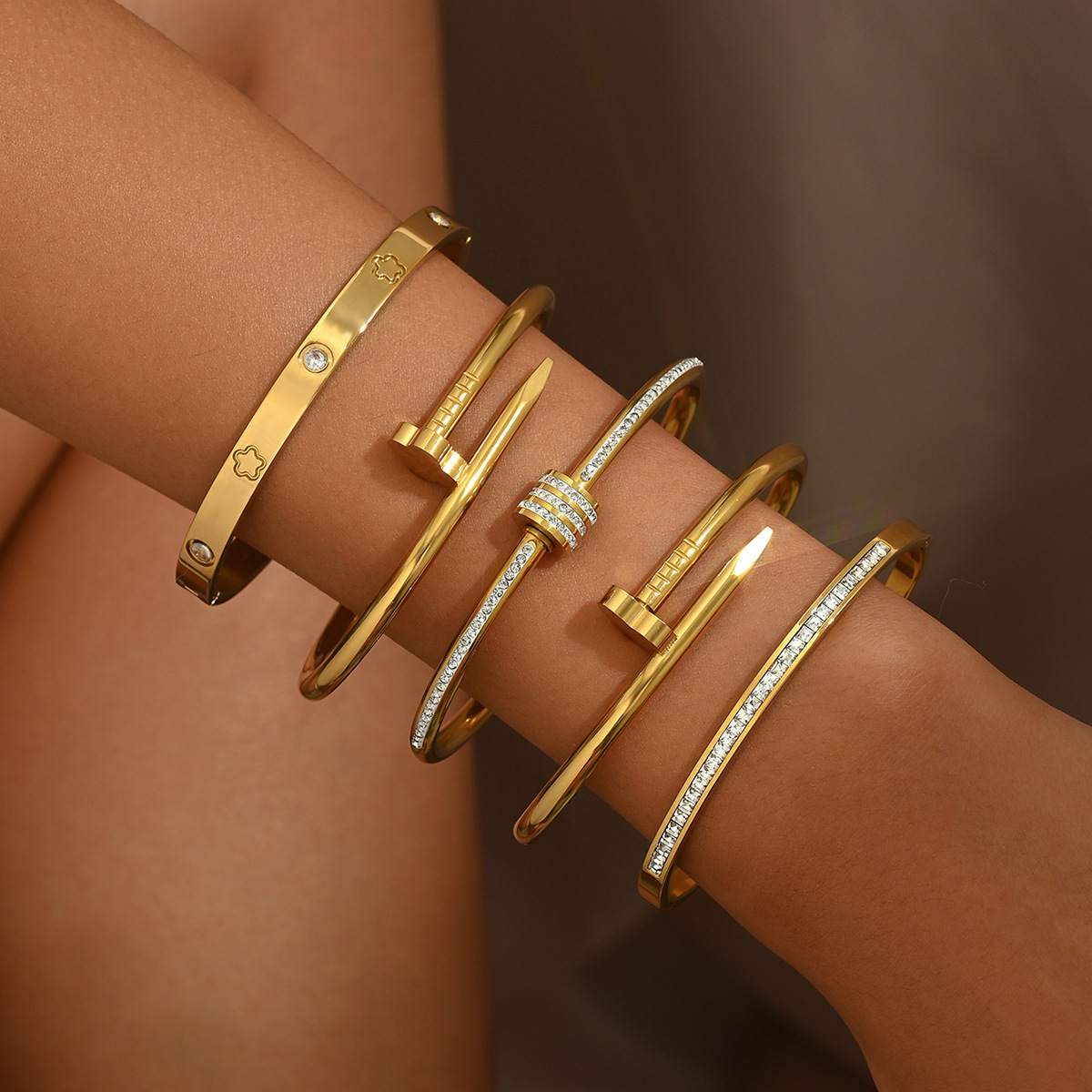 Эта модель является специальным выпуском и может быть изготовлена только в виде ожерелий, серёг, колец, браслетов и других типов ювелирных изделий, произведенных и обработанных производителями