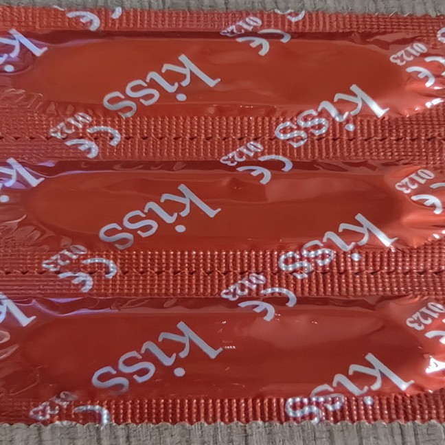 Bulk foreign trade in stock long bag kiss English 3 export condoms long glossy large oil condom