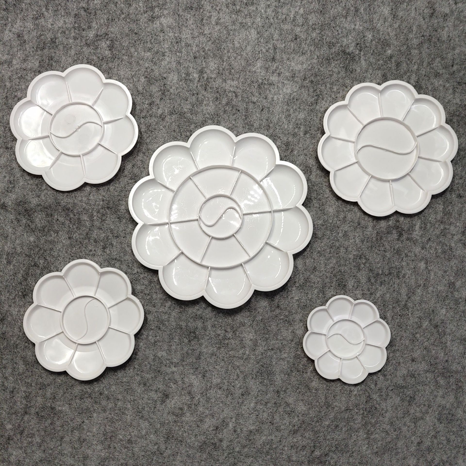 Plastic porcelain-like round palette plum blossom paint plate large, medium and small Chinese painting ink plate watercolor gouache acrylic water dish
