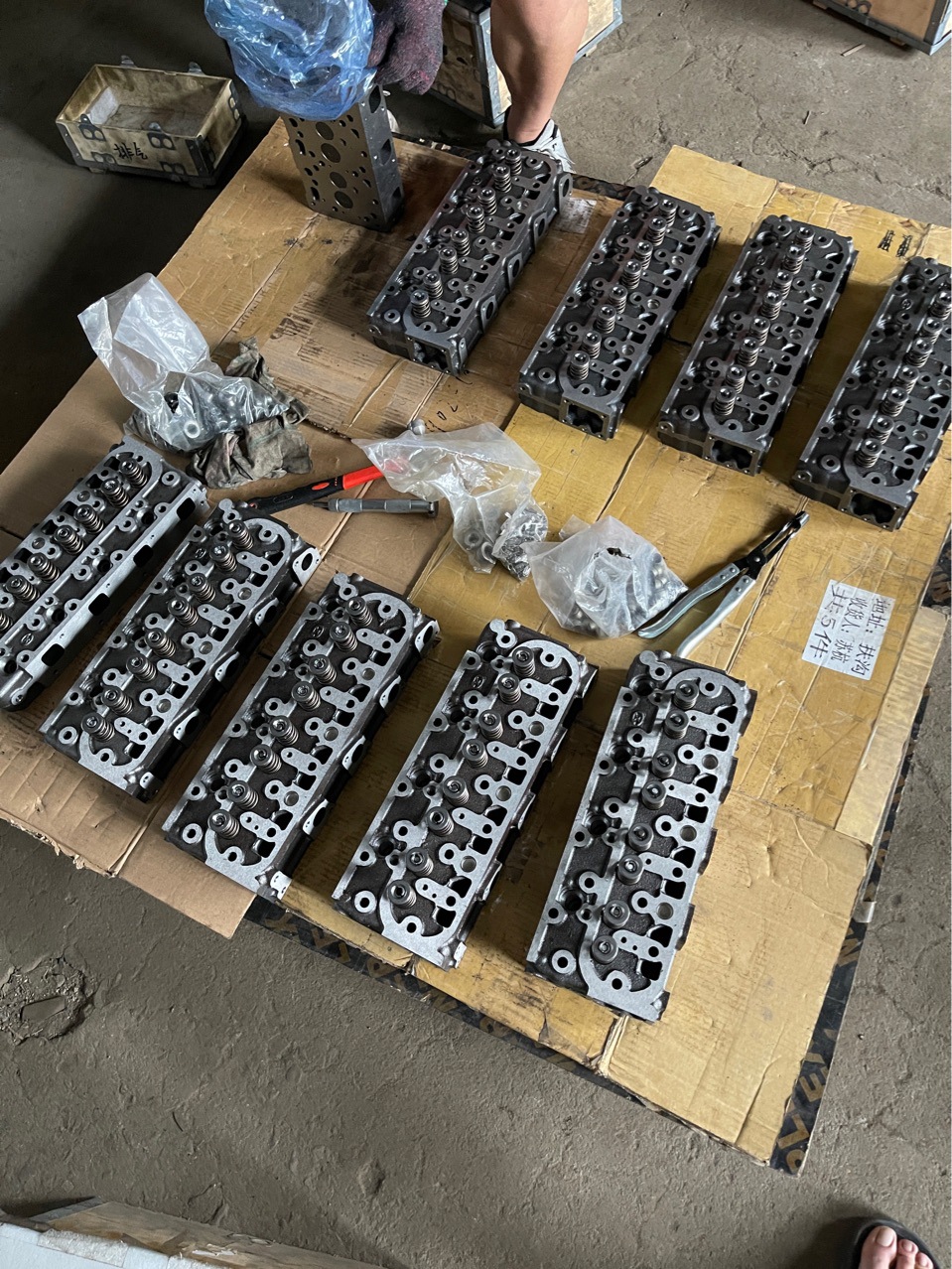 D902 D1105 Cylinder Head Assembly