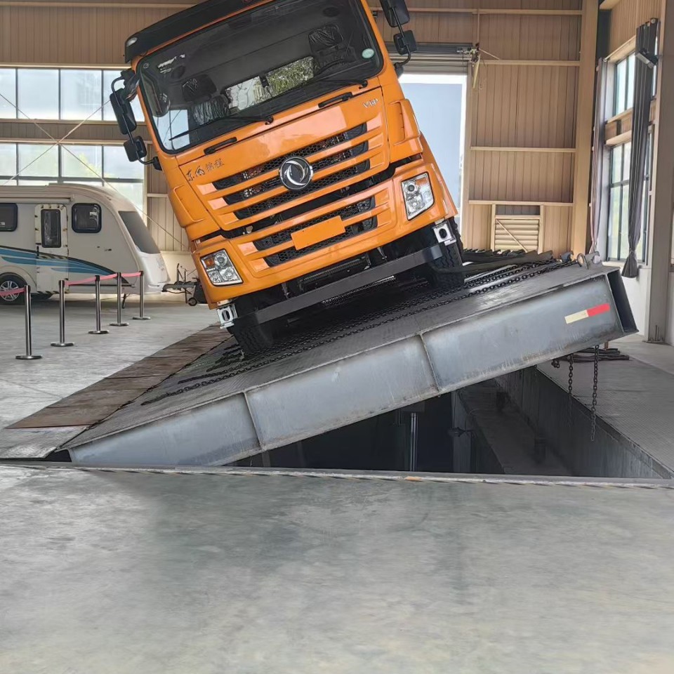 Dongfeng 28-Ton Cleaning and Suction Truck, Special Large-Scale Sludge Transport Truck for River Dredging, Super Affordable and Large Capacity