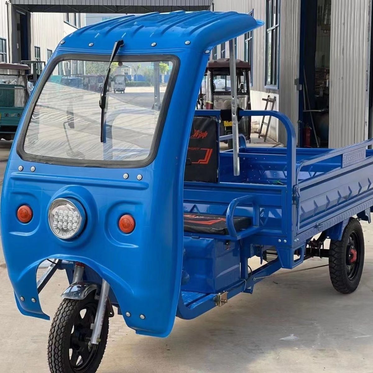 New Electric Truck with Canopy for Cargo, Semi-Enclosed Agricultural Electric Battery Vehicle for Freight Transport, Three-Wheeler Delivery with Canopy