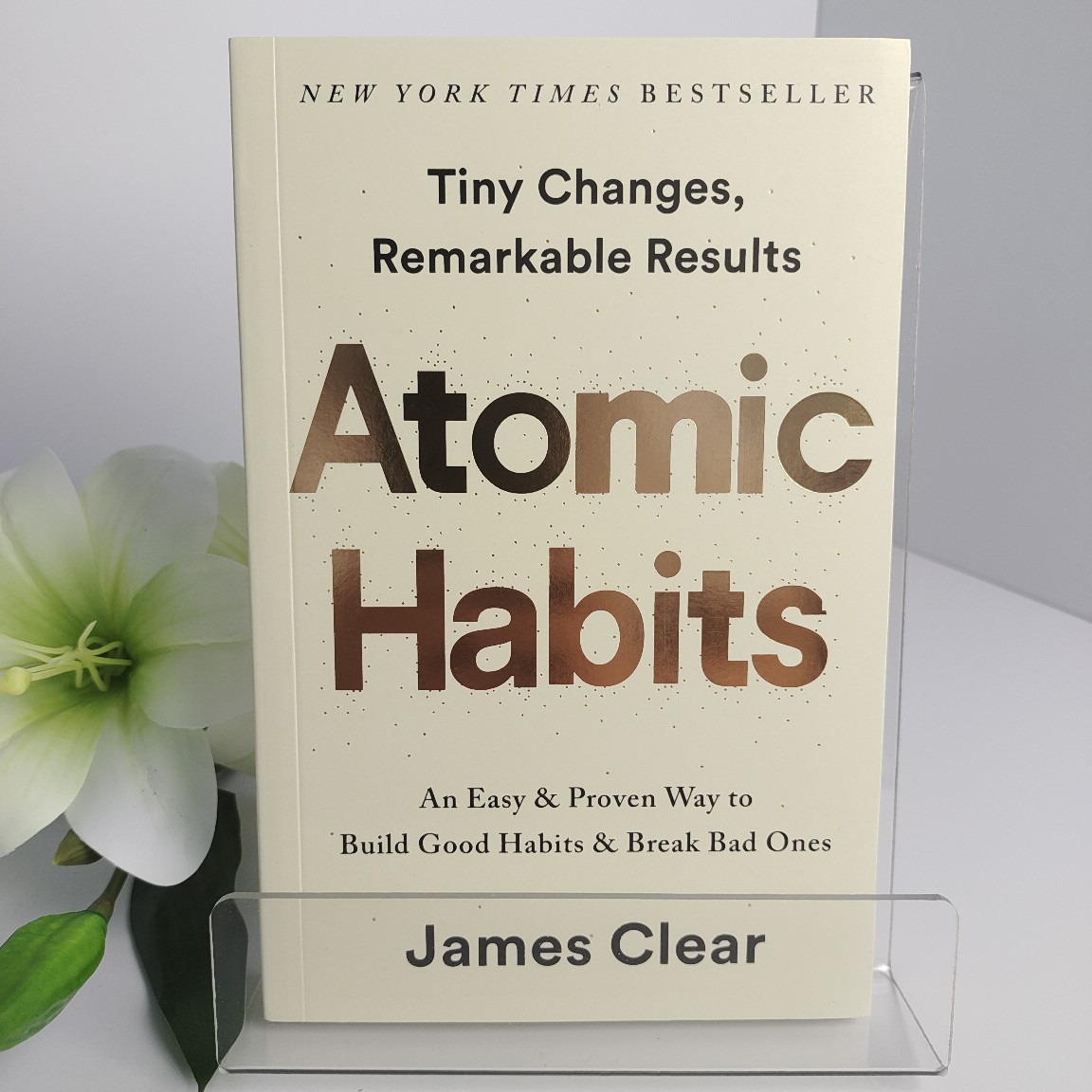 В наличии. Атомные привычки. Установление хороших привычек. Английская версия. Золотое тиснение.