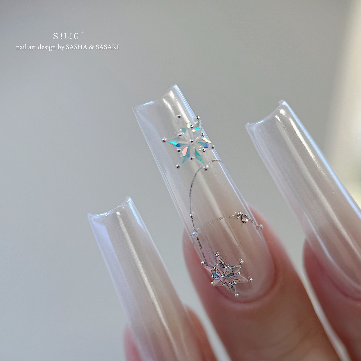 Rhombus-Shaped Flat-Bottomed Nail Art Decorations, Mini Rhombus-Shaped Beveled Zircon with Snowflake Rhinestones, White Aurora Iridescent Nail Rhinestones