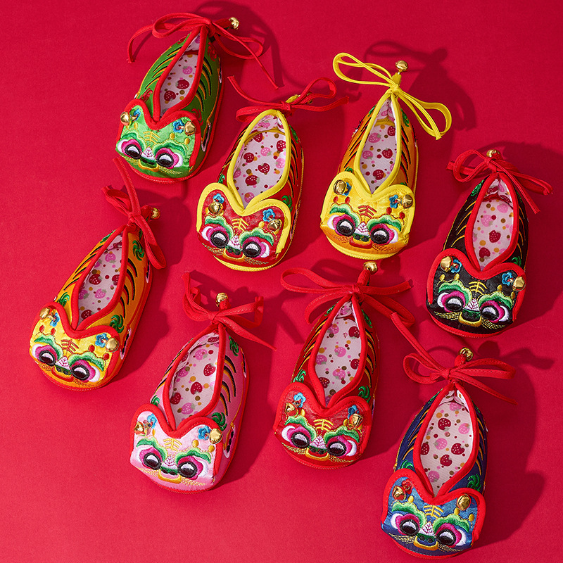 Embroidered Handmade Tiger Head Shoes for Men and Women, Soft-Soled Shoes for Infants and Toddlers, One Hundred Days Old, Folk Tiger Shoes