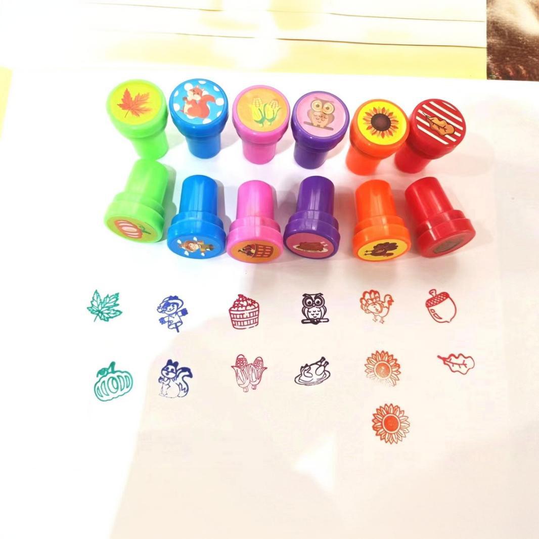 Печать на День благодарения с мультяшным индейцем и кленовым листом