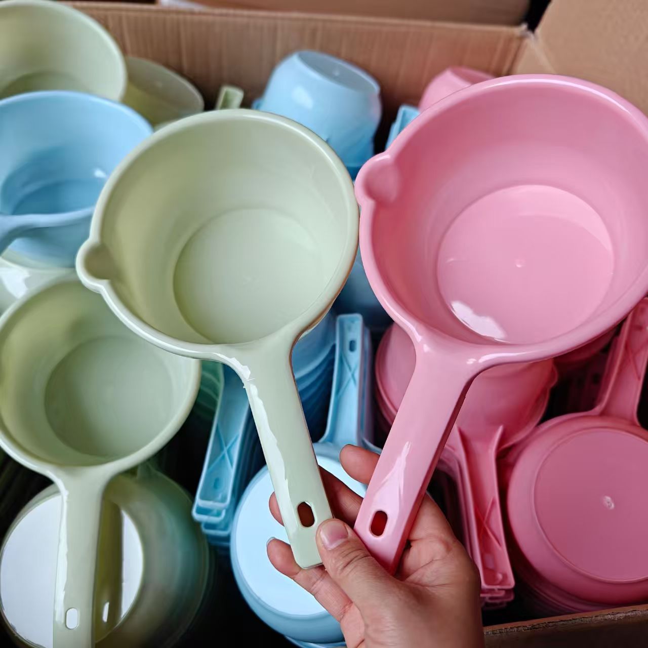 807 Цветной пластиковый черпак для воды, кухонный черпак для ежедневного использования, 1 юань