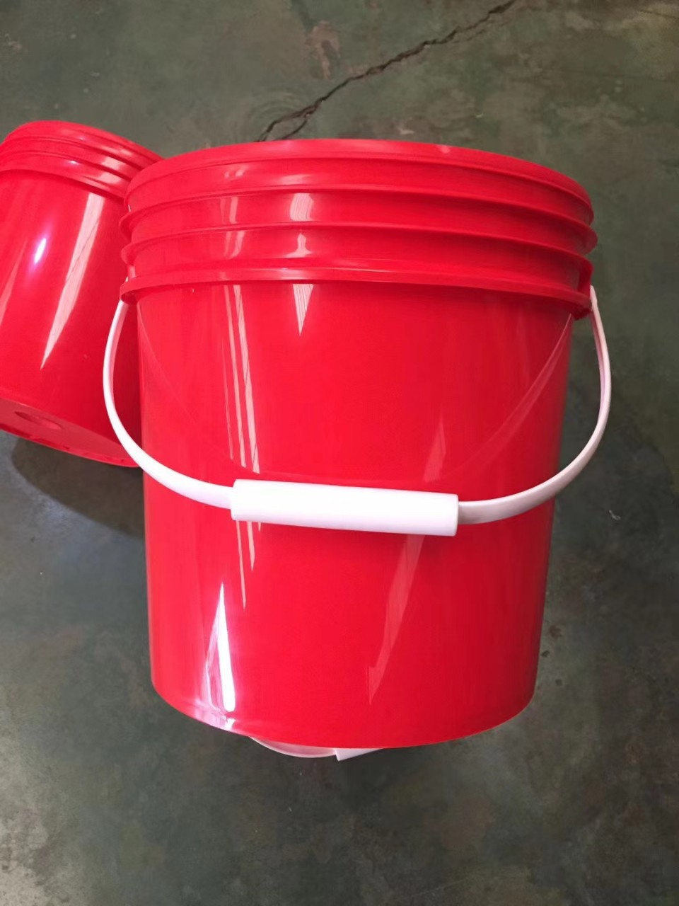 Manufacturer Produces and Processes Printed Various Air Compressor Screw Oil Plastic Barrels, Paint Barrels, Veterinary Medicine Barrels and Chemical Barrels