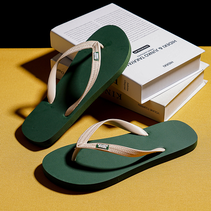 Шлепанцы для мужчин, новые повседневные шлепанцы 2025 лета, универсальные пляжные туфли, модные противоскользящие сандалии