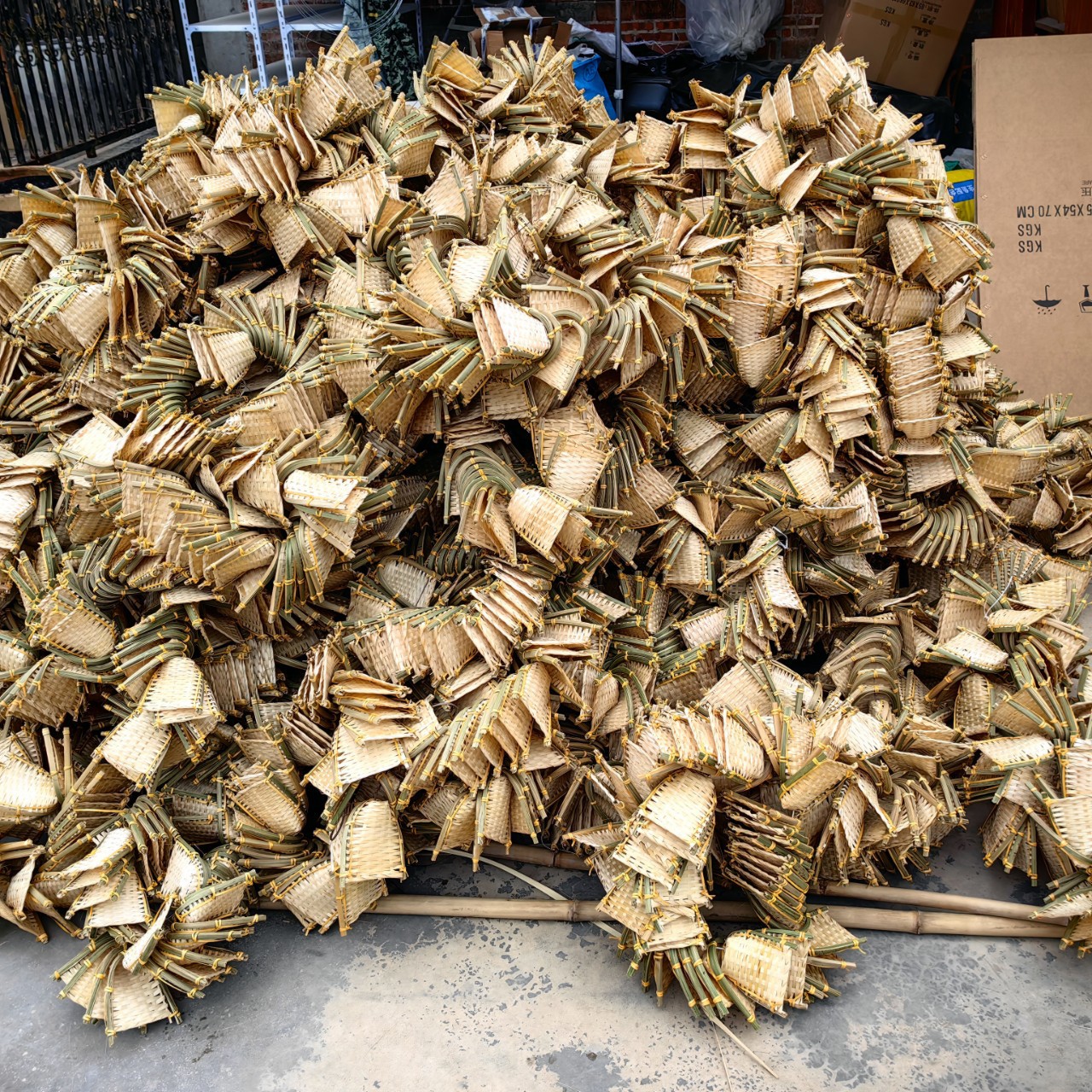 Bamboo Woven Dustpan with Small Opening, Woven Dustpan, Mini Wall Background Decoration, Photography Props, Handmade Bamboo Art