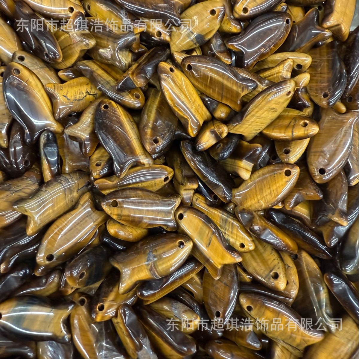 Natural Stone Crystal Pendant Semi-precious Stone Green Gold Amethyst Tianhe Stone Flash Stone Red Grain Powder Crystal Protein Fish Pendant