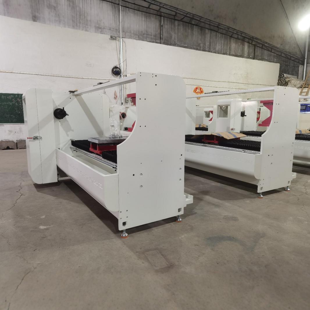The mute and high precision single-axis cutting table can be equipped with 406 broadknives to cut the full-automatic cutting of plus size VHB adhesive tape.