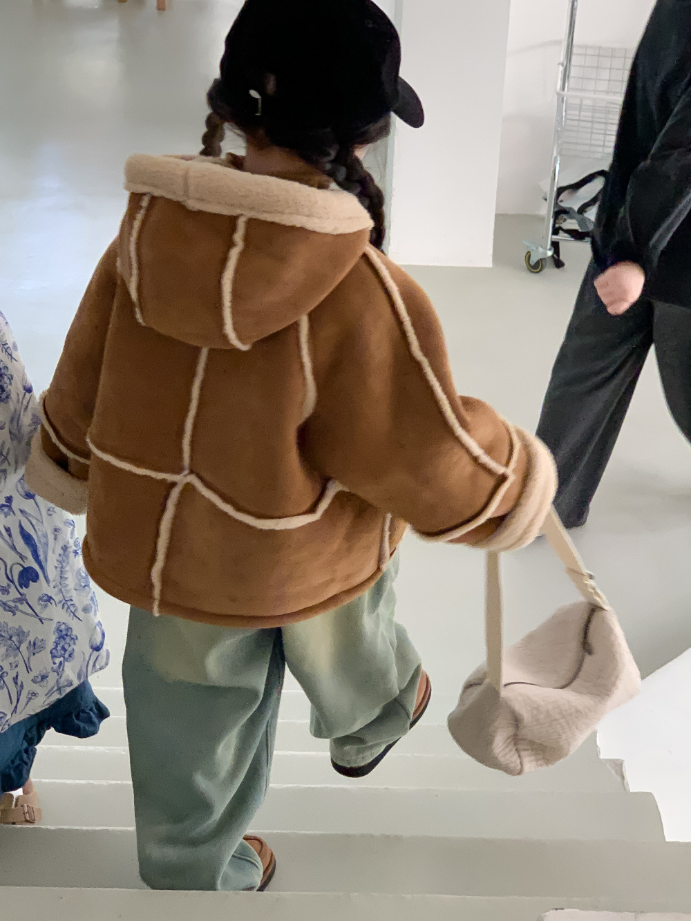 Children's Outwear 2025 Winter Girls' Maillard Hooded Fur All-In-One Outwear Kidsren's Thickeneded Short Warm Outwear