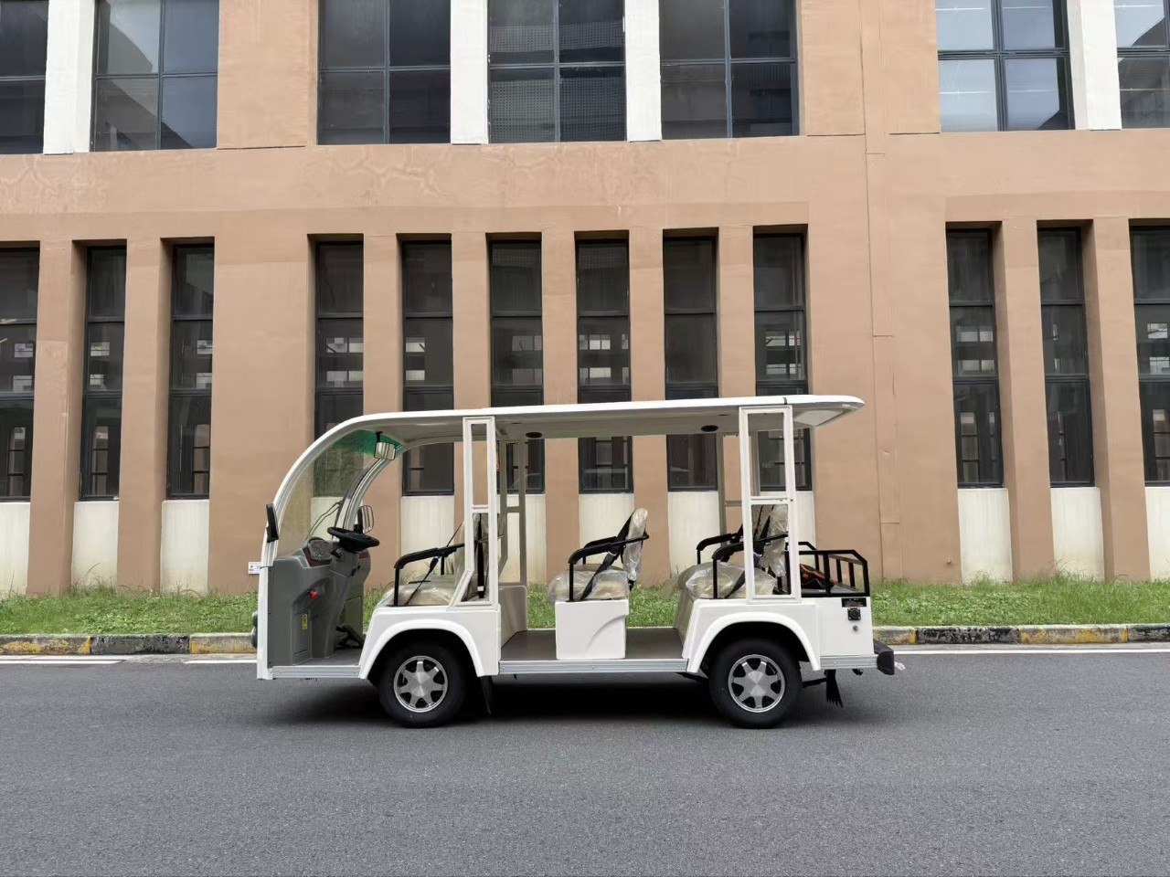 Open 8-Seat Electric Sightseeing Car with Glass Door, Sightseeing Electric Vehicle, Tourist Reception Vehicle, Park Electric Vehicle