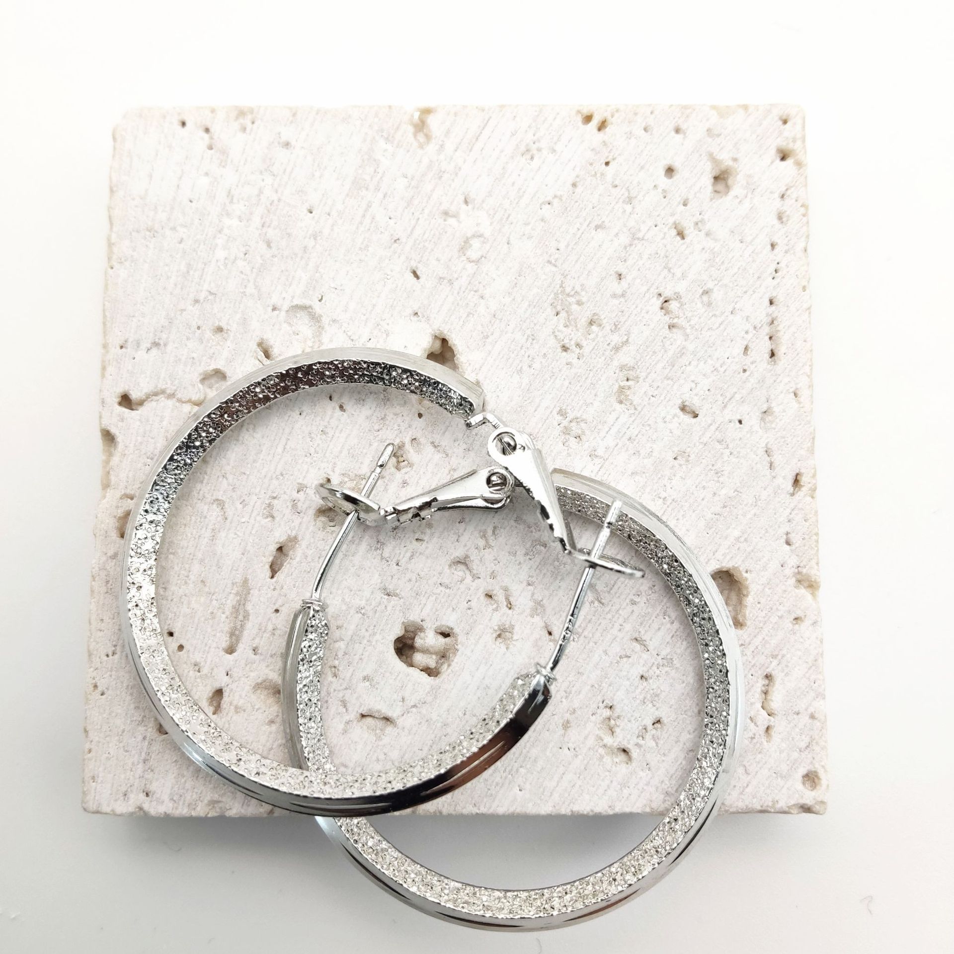 Кросс-бодер серебряные серьги в виде круга с детской дыхательной травой, экстравагантные стильные большие серьги-кольца, супер яркие модные элегантные серьги