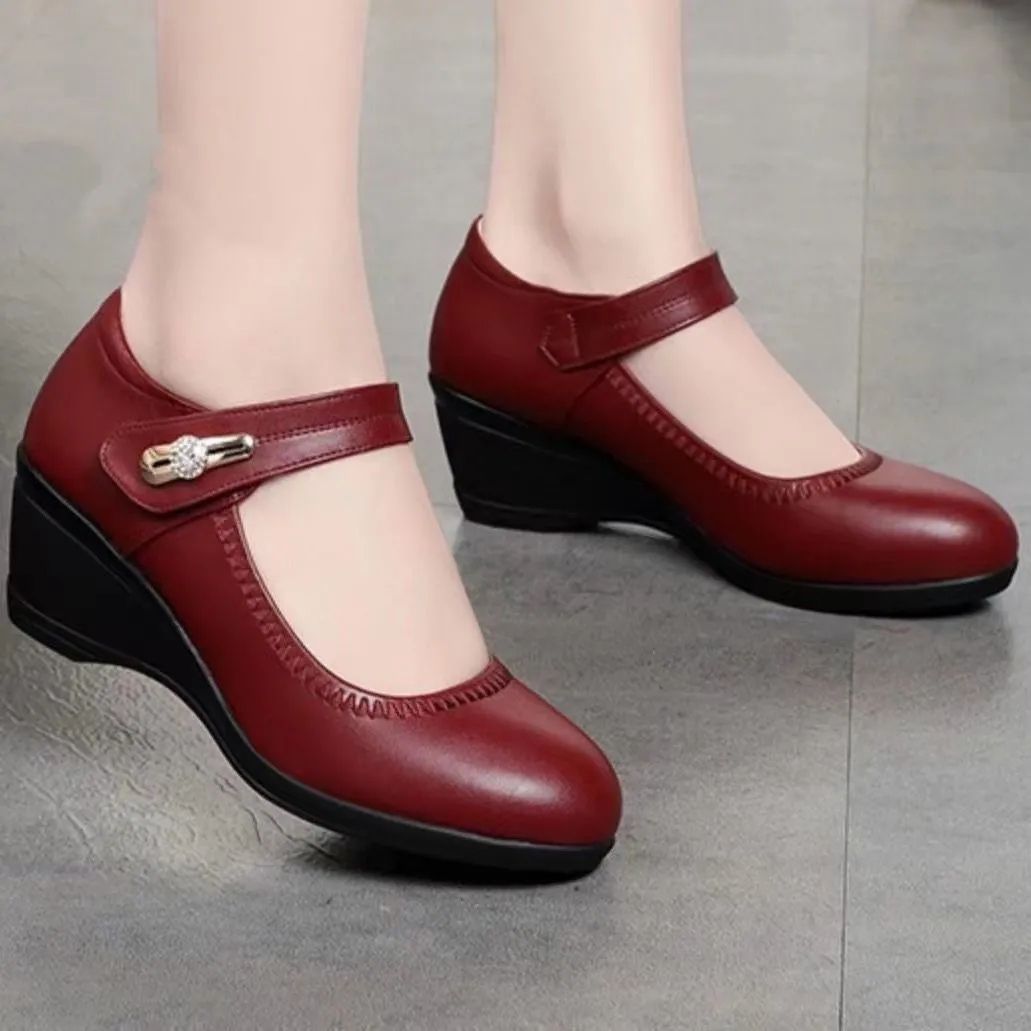 Foreign trade wholesale real soft leather soft bottom mother small leather shoes 2025 spring and autumn new soft bottom non-slip wedge heel for the elderly single