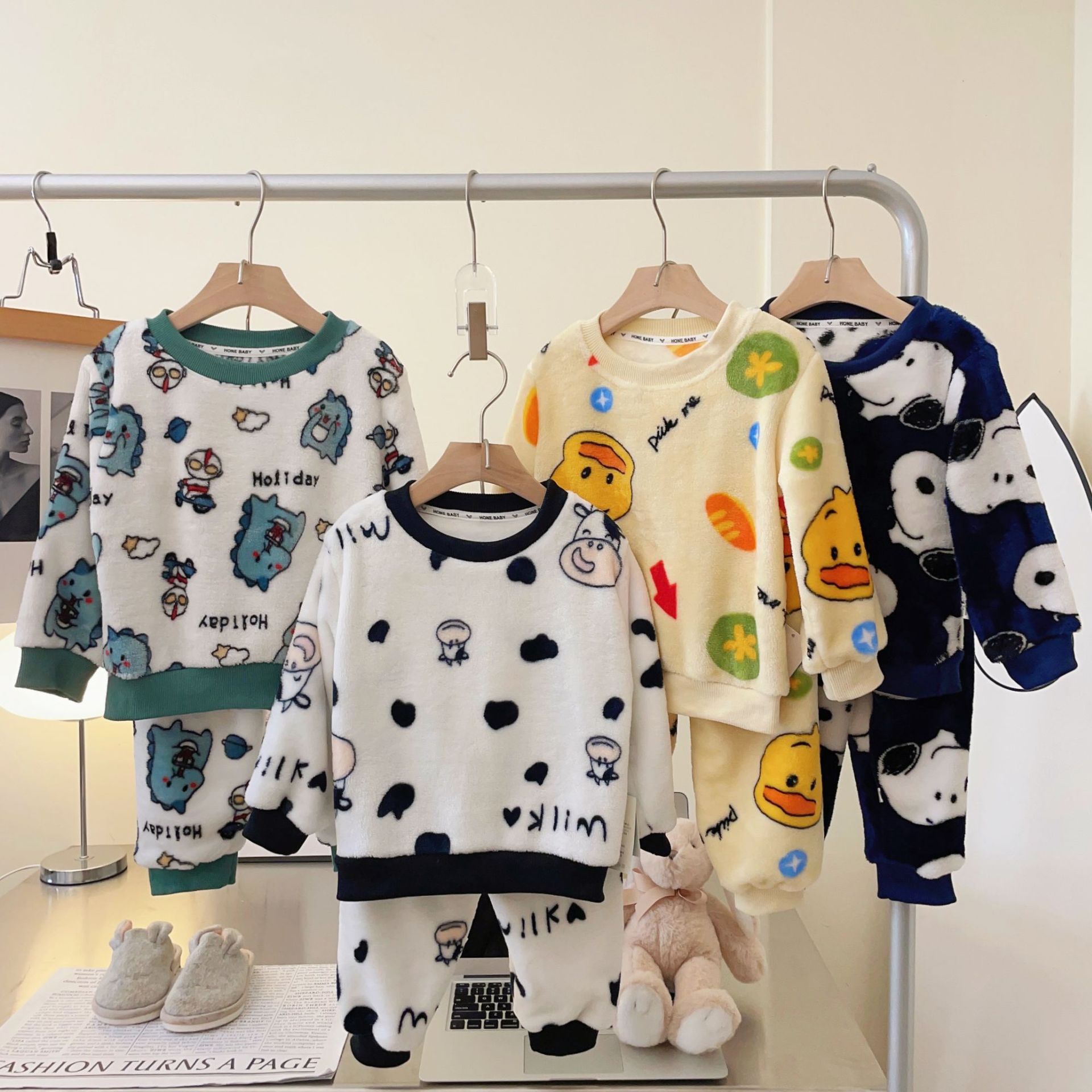 Новые фланелевые пижамы для детей из кораллового велюра, толстые комплект домашней одежды для мальчиков и девочек с мультяшным принтом