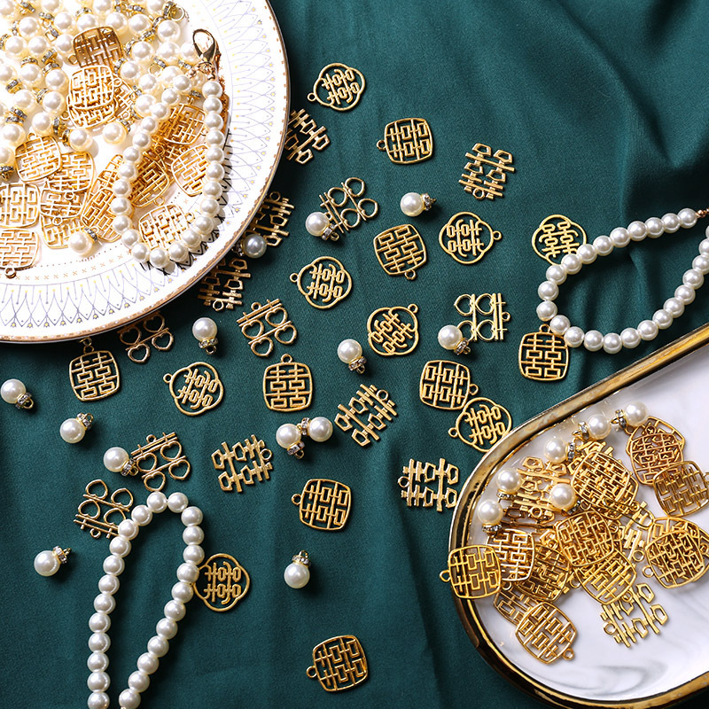 Happy character pendant small metal accessories hanging gift box pendant Mini jewelry decoration Chinese gold round happy character trumpet