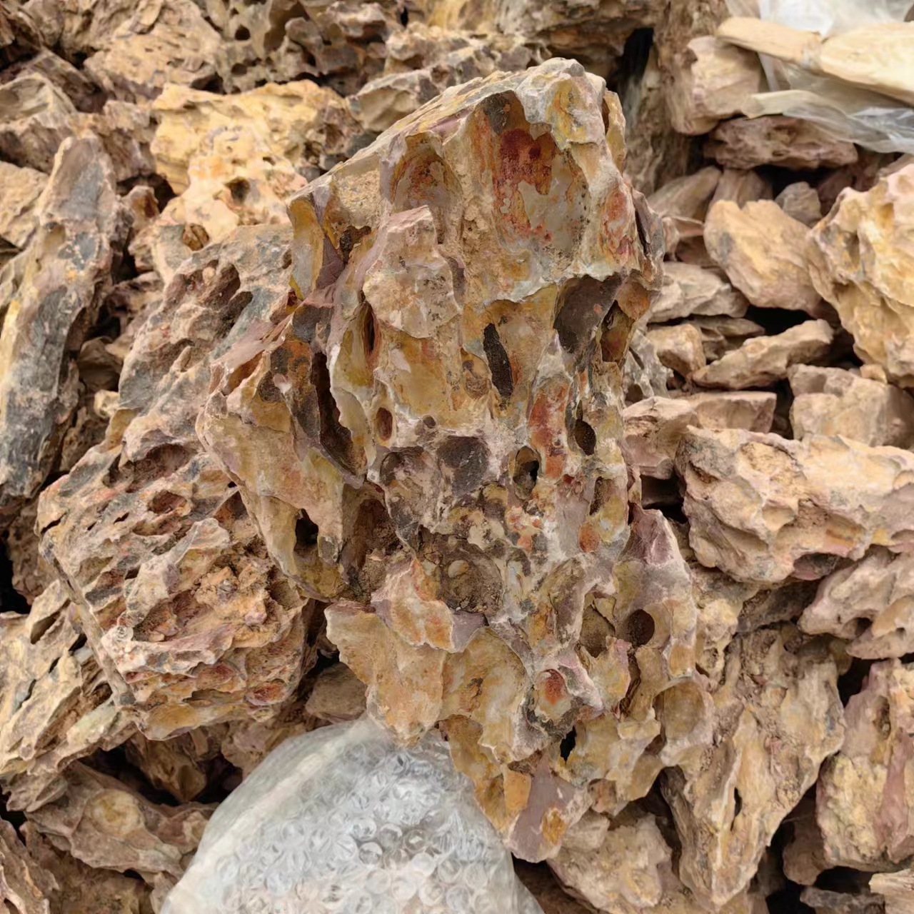 Factory wholesale pine skin stone micro landscape decoration landscape stone aquarium landscape stone water grass rockery small cut bottom