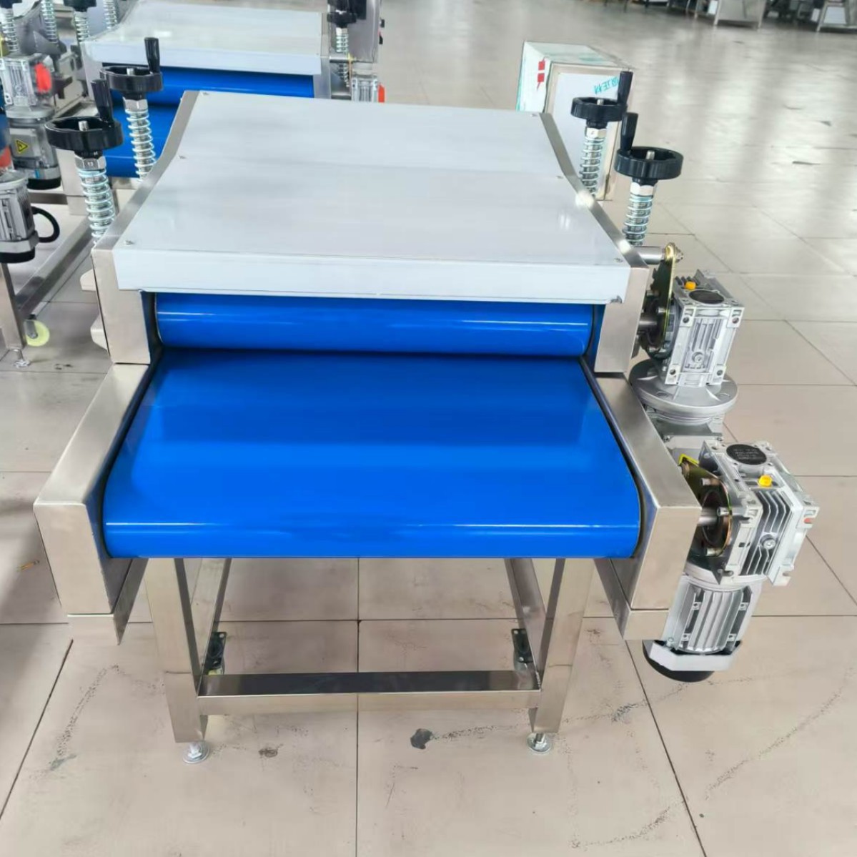 Машина для выравнивания упаковки закусок, полностью автоматическая машина для формирования соусов