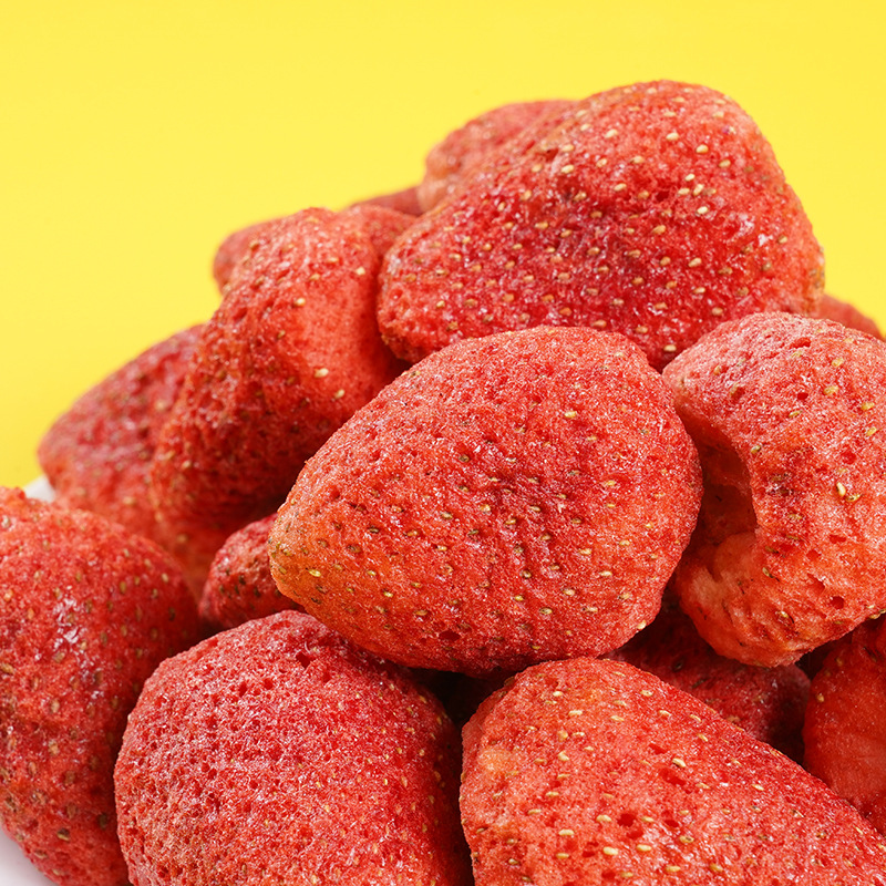 Fd Лиофилизированные клубника 1-го сорта Целые кусочки клубники Хрустящие клубничные чипсы Оптовые снежинки для выпечки Замороженные хрустящие пирожные