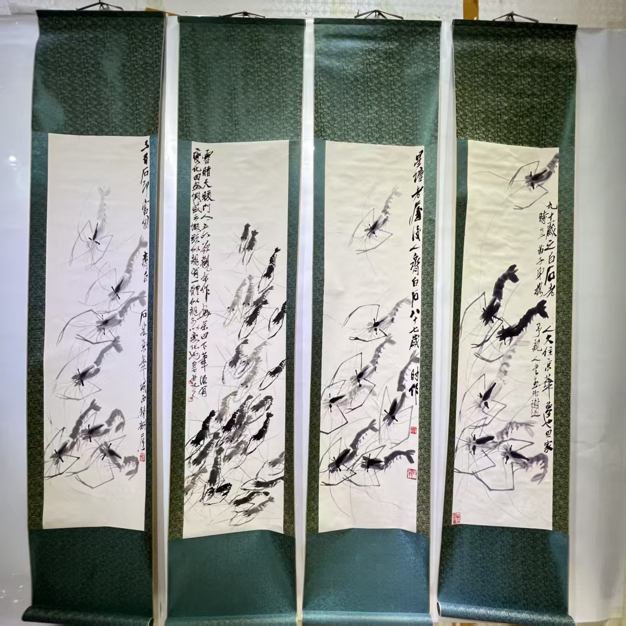 Antique-Style Four-Panel Screen Featuring Qi Baishi's Famous Work "Dragons Entering the Sea" with Hanging Paintings, Floral Fragrance, and Fruit Offerings, Direct from the Manufacturer