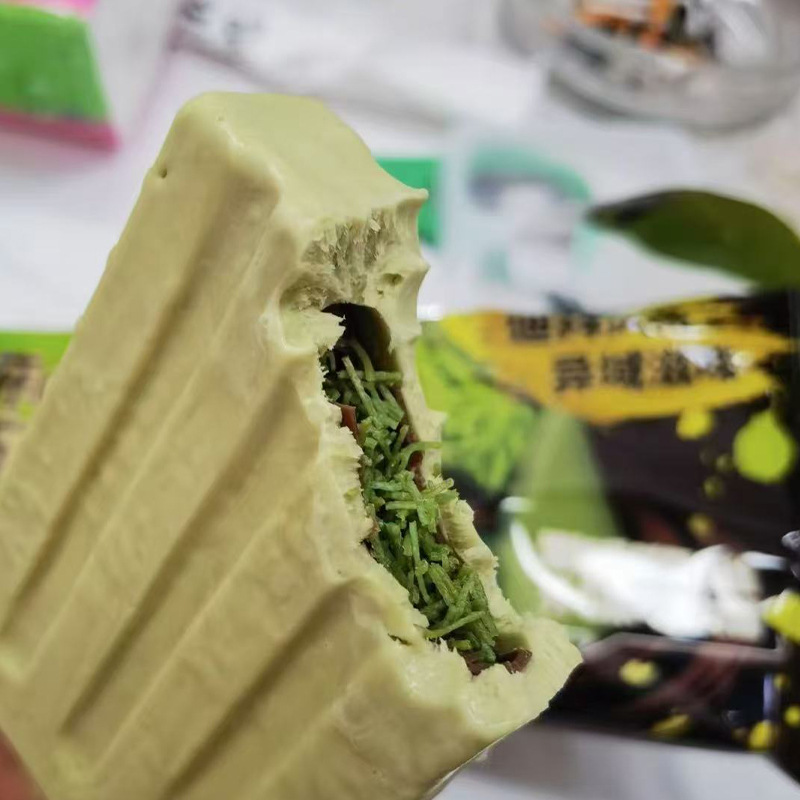 Aoxue pistachio chocolate sandwich ice cream double crisp layer bread ice cream wholesale 65g/wholesale