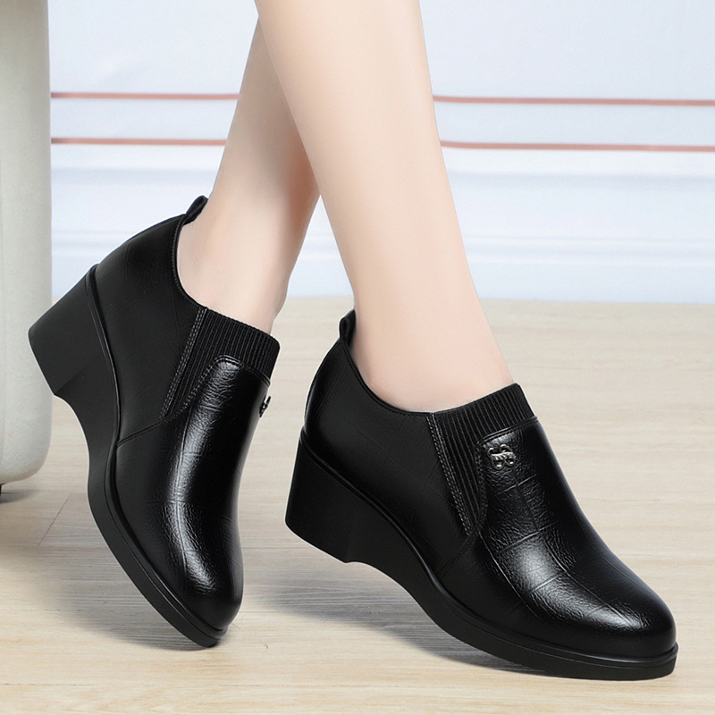 One-piece delivery wedge leather shoes for women 2024 new middle-aged and elderly flat women's shoes soft leather mother's shoes spring and autumn single shoes