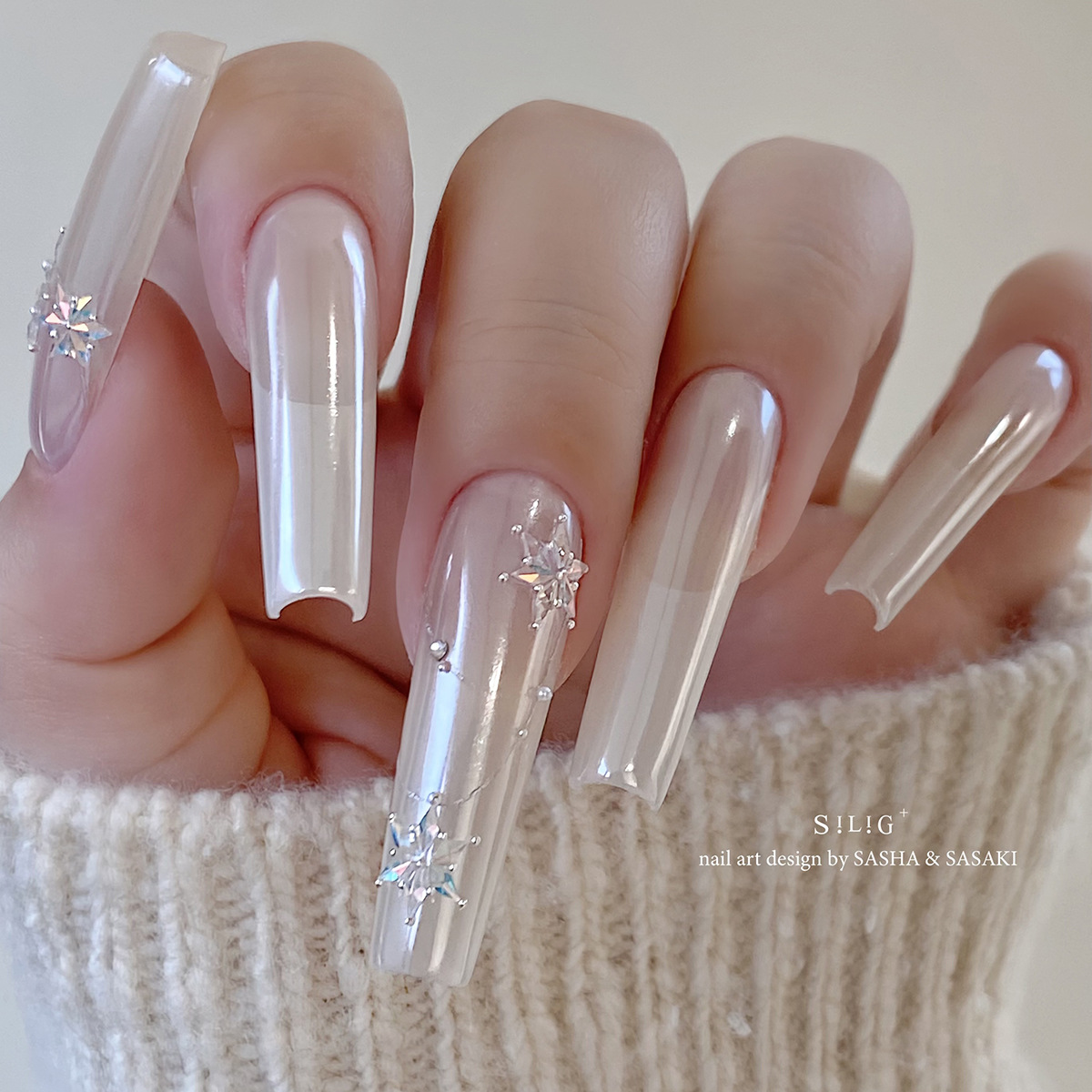 Rhombus-Shaped Flat-Bottomed Nail Art Decorations, Mini Rhombus-Shaped Beveled Zircon with Snowflake Rhinestones, White Aurora Iridescent Nail Rhinestones