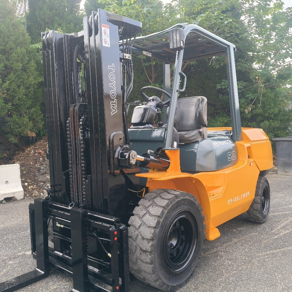 Поставка б/у погрузчиков, 90% новые погрузчики Toyota Komatsu Tcm Heli дизельные 2 тонны, 3 тонны, 5 тонн, 10 тонн, 15 тонн