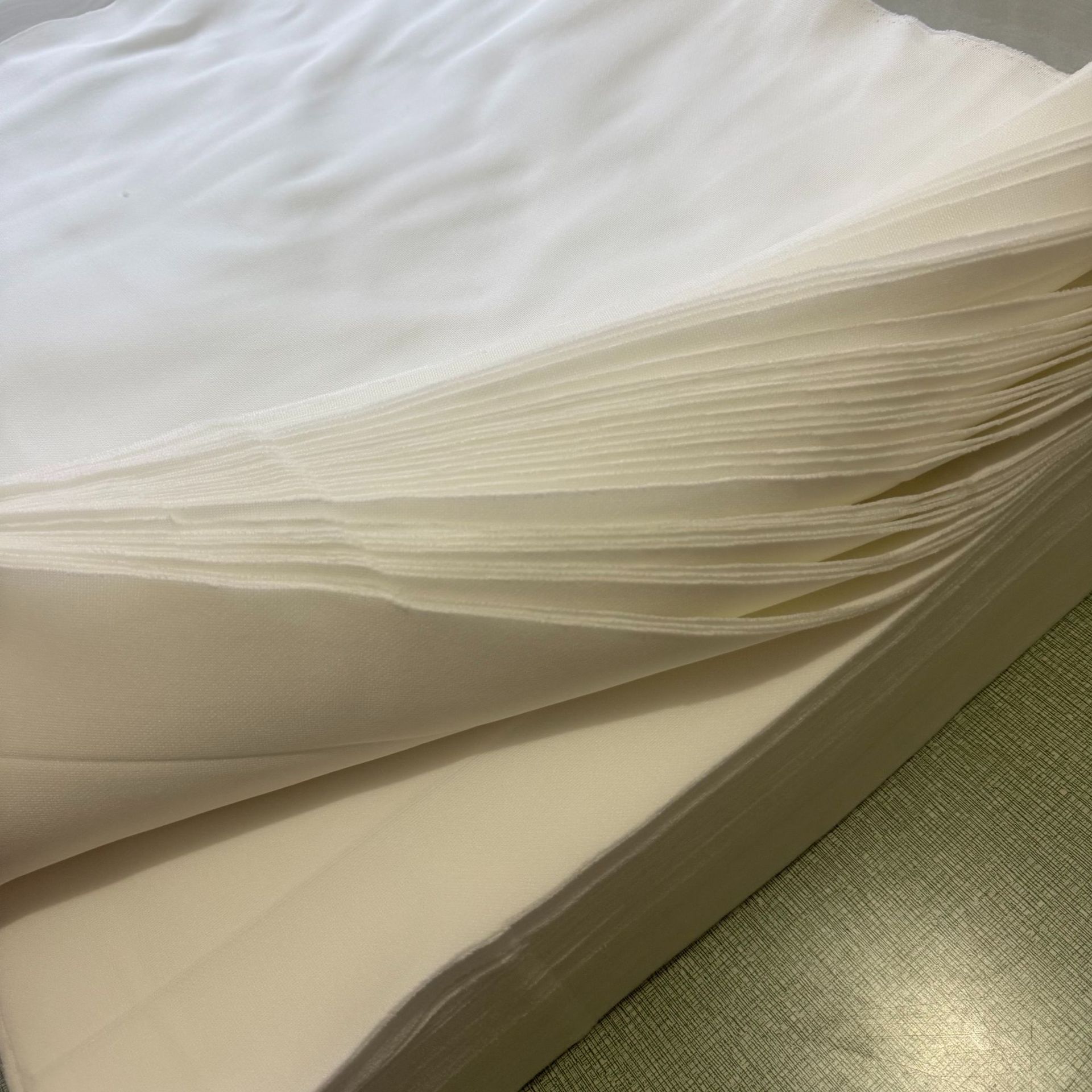 White Lint-Free Absorbent Cotton Industrial Cleaning Cloth for Machine Repair and Wiping Oil, Large Cotton Scraps