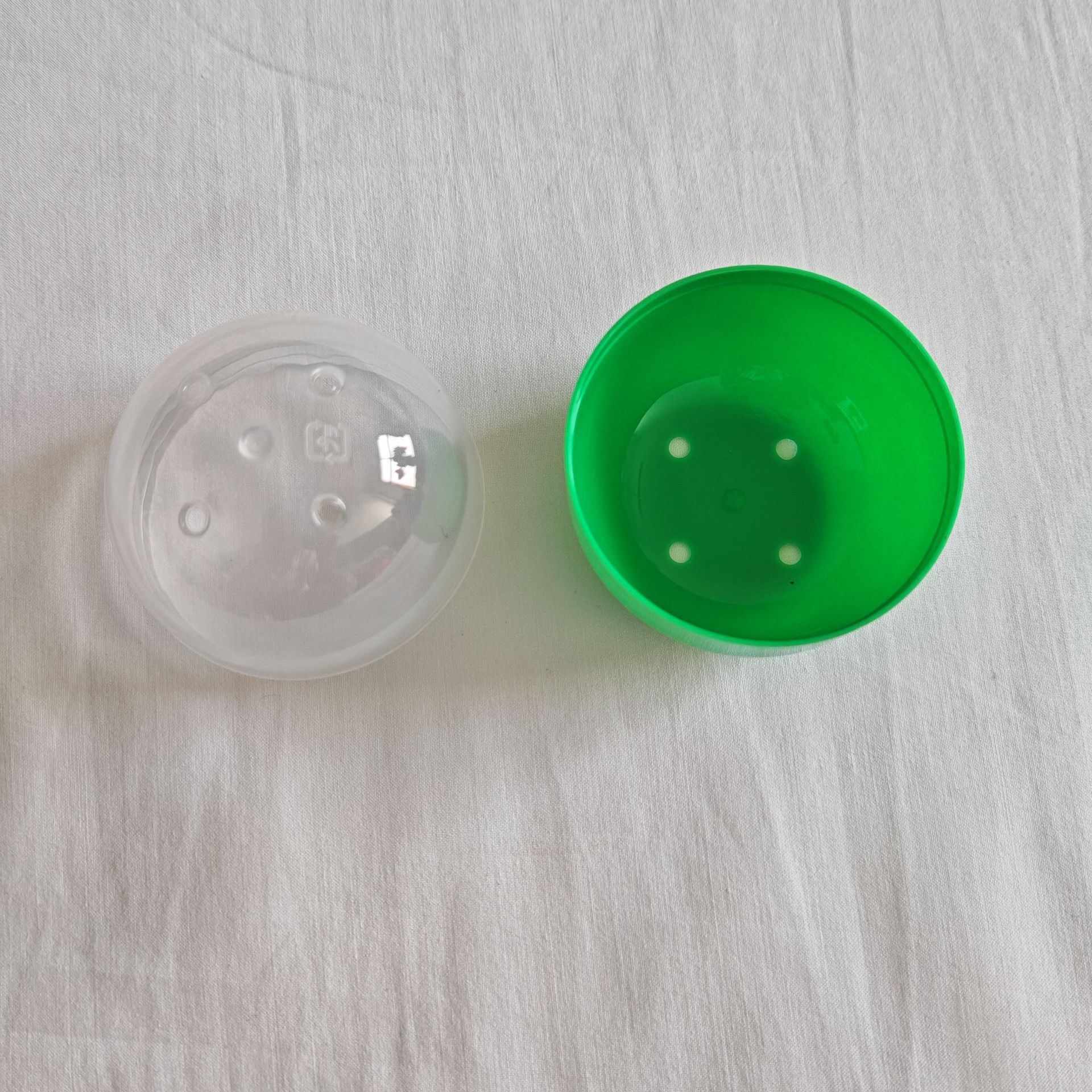 62x 67mm flat-bottomed toy twist eggshell manufacturers directly supply a variety of colors to choose from for doll machines, etc.