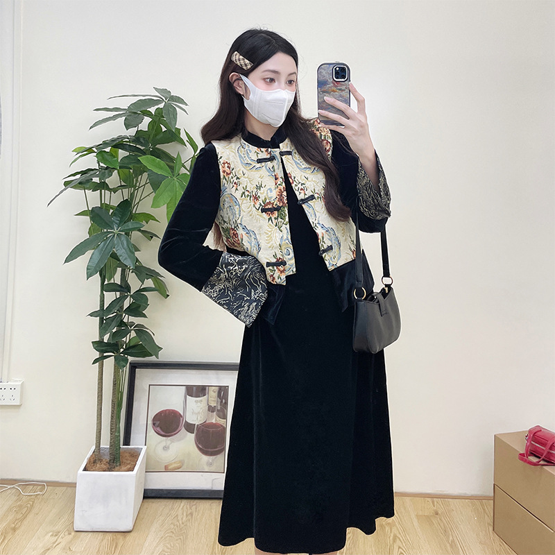 Pregnant women's skirt 2024 autumn new fashion high-end sense new Chinese buckle waistcoat loose drape velvet dress